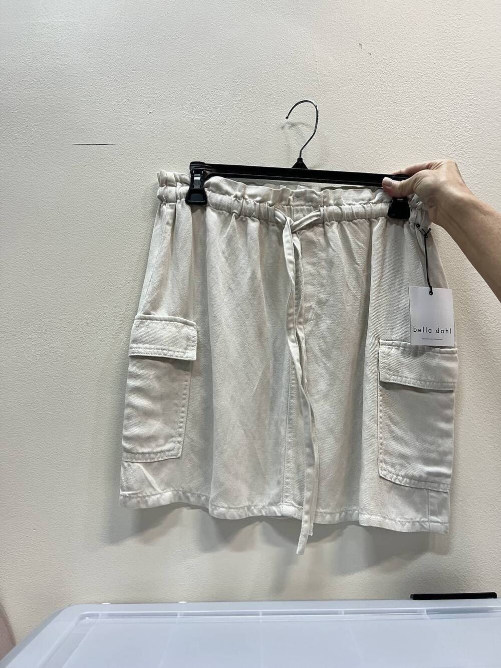 NEW BELLA DAHL women's posey cargo mini skirt in pebble stone